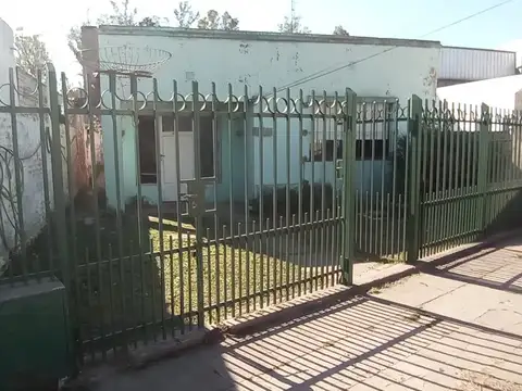 Casa sobre calle 4 entre 13 y 15