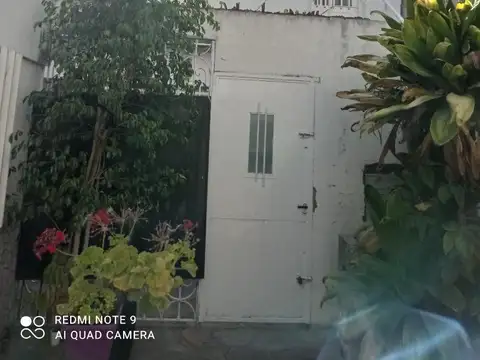 Ayacucho 1200. Casa de pasillo. Patio y parrillero. Muy lumi