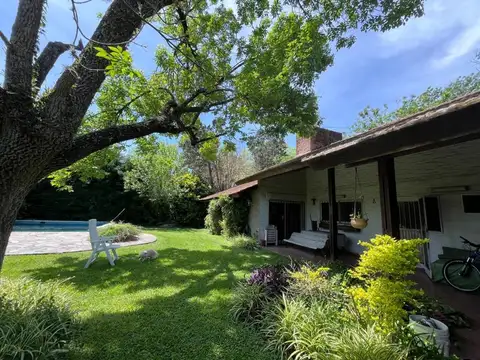 Muy buena casa de sólida construcción en lote central con jardín y pileta