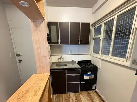 Departamento de 2 ambientes con balcón saliente