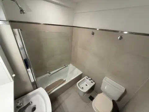 Departamento de 3 ambientes con balcón, muy buena ubicación