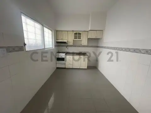 VENTA CASA 4 AMB. RECICLADA A NUEVO CON JARDÍN, GARAGE Y TERRAZA - VILLA REAL