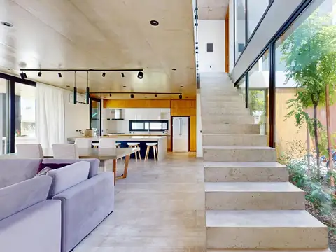 Casa en Venta con 4 cocheras