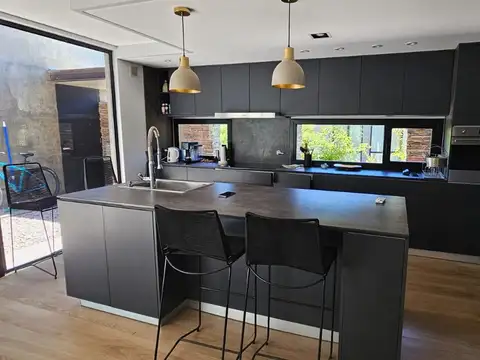 Casa en Alquiler con 1 cochera