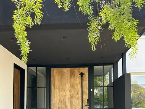 Casa en Alquiler con 2 cocheras