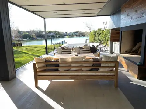 Casa en Alquiler con 2 cocheras