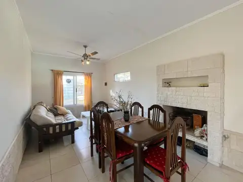 Casa 4 ambientes con 2 baños