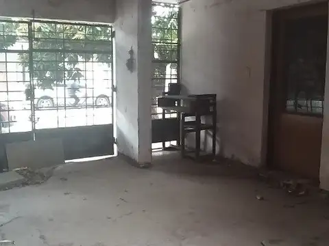 Dos dúplex en esquina sobre asfalto en macrocentro