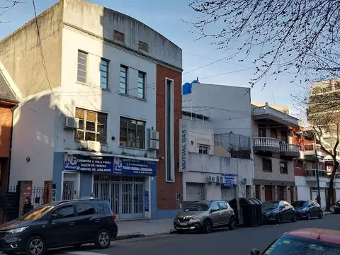 Edificio sobre terreno propio gran salon y oficinas multiples usos