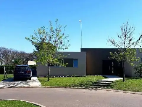 JMR Propiedades | Pilar del Este- Santa Guadalupe | Excelente Casa en venta