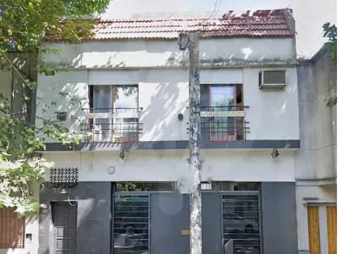 Vendemos Local, posible oficinas, coworking mas departamento en planta alta. Excelente ubicación.