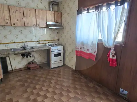 Vendemos Local, posible oficinas, coworking mas departamento en planta alta. Excelente ubicación.