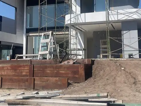 Casa 8 ambientes con 6 baños