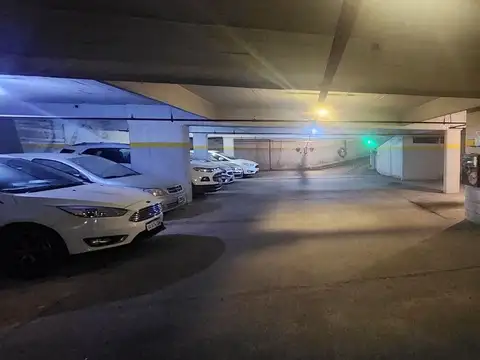 Cochera a la venta Flores cubierta de 15 mts