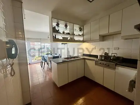 VENTA DEPARTAMENTO 4 AMBIENTES CON DEPENDENCIA Y DOBLE BALCON EN FLORES