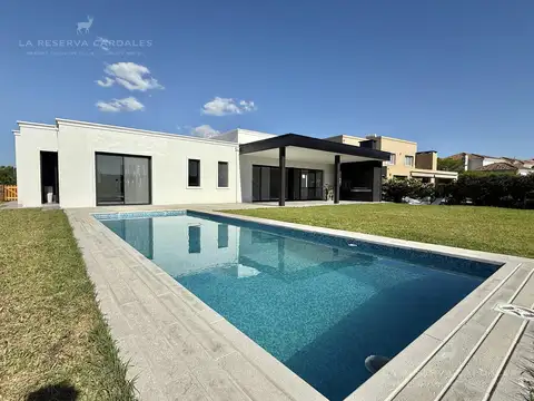 Casa 4 ambientes con 2 baños