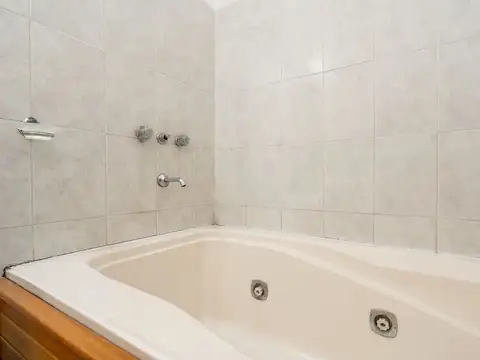 VENTA DE PH CON 3 DORMITORIOS Y PATIO, MUNRO