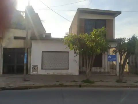 Casa de 4 ambientes + 2 Deptos. en Merlo