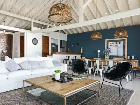 Casa 6 ambientes con 4 baños