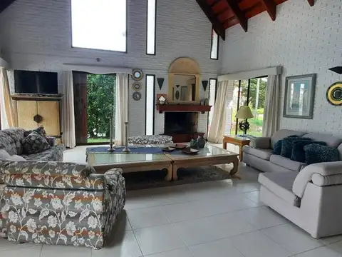 Casa en Alquiler Temporal con 1 cochera