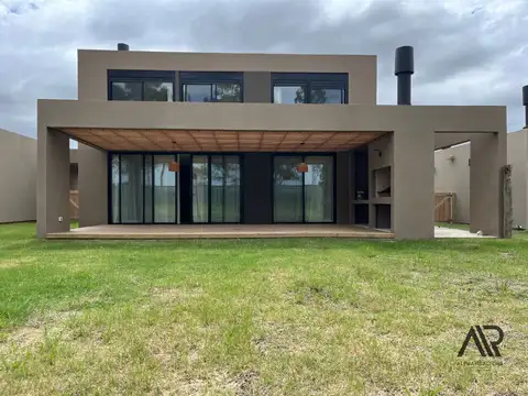 Casa en alquiler de 4 dormitorios c/ cochera en Colinas de Solymar