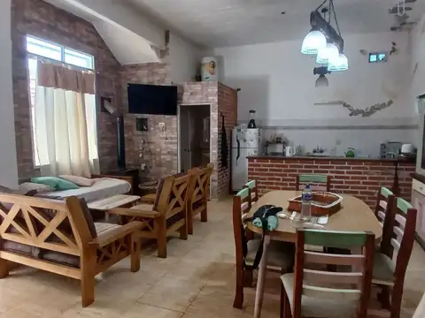 Casa 6 ambientes con 2 baños