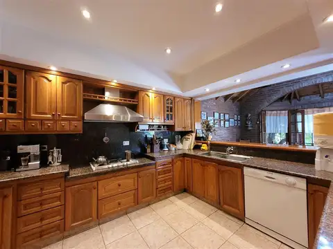 Casa 5 ambientes con 3 baños