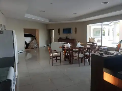 Casa en Venta con 3 cocheras