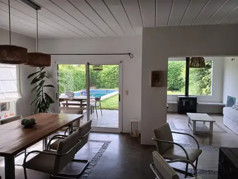 Casa 4 ambientes con 2 baños