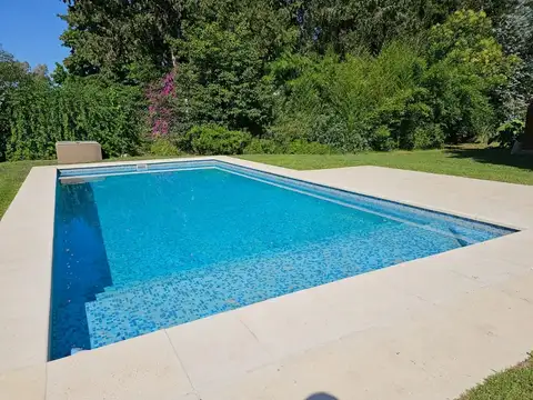 Quinta de 4 ambientes con 2 baños sobre terreno de 1500 m², galeria con parrilla y pileta de 8 X 4 M 