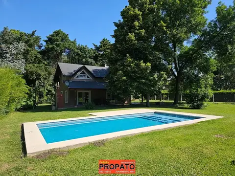 Quinta de 4 ambientes con 2 baños sobre terreno de 1500 m², galeria con parrilla y pileta de 8 X 4 M 