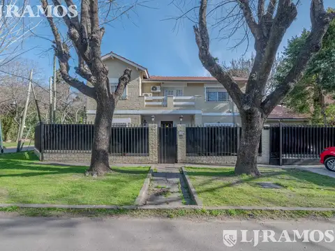 Casa en Venta con 3 cocheras