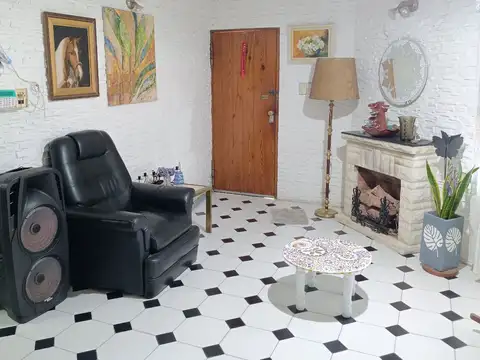 Casa 8 ambientes con 2 baños
