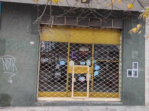 Local de 40m² sobre Avenida Juan Domingo Perón