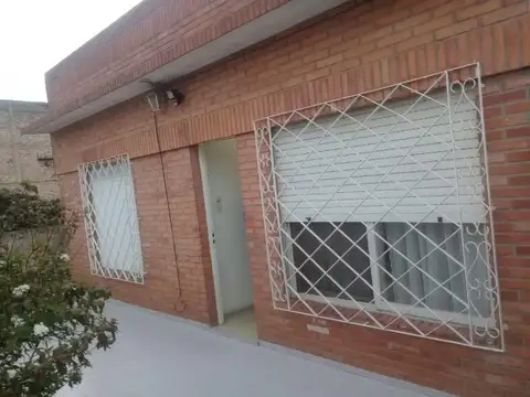 Departamento tipo casa en venta en Ezpeleta Este