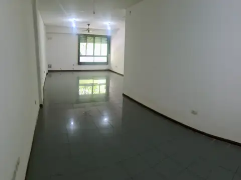 Salguero al 500 y Corrientes, Almagro. Piso 1 x escalera. Al frente. 2 ambientes. 64 m2. Impecable estado. Apto crédito. Apto profesional