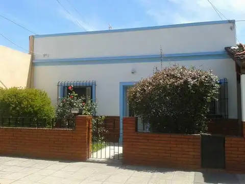 Casa 3 ambientes con parque libre y entrada para autos