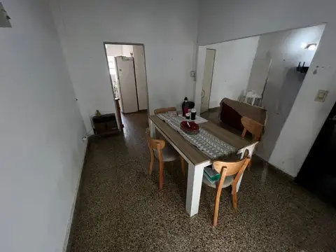 VENTA CASA  CON COCHERA Y PATIO EN QUILMES
