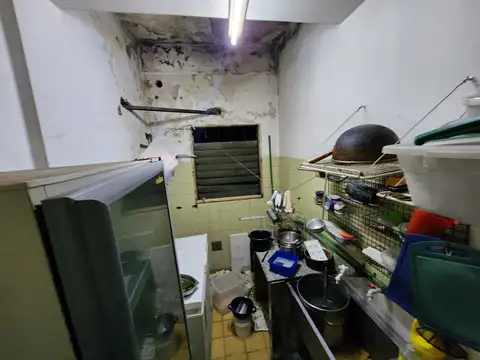 EXCELENTE LOCAL 142 M2 - A 300 MTS. DE LA PLAZA SAN MARTIN - U$D 145.000