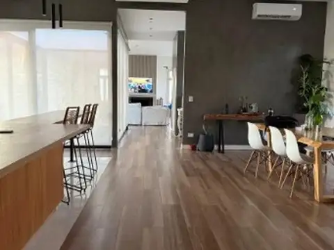 Casa 5 ambientes con 4 baños