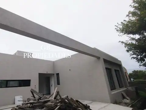 Casa 4 ambientes con 3 baños