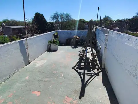 DEPARTAMENTO, TRES LOCALES Y GALPON A LA VENTA