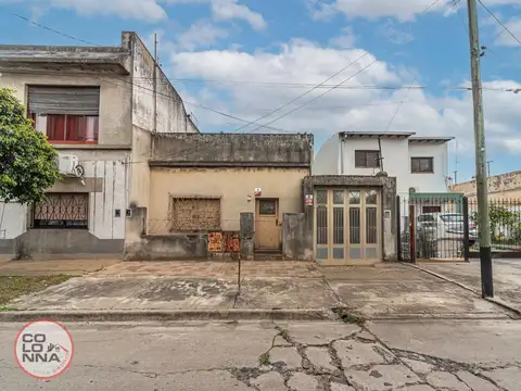 Venta- Lote con 2 viviendas a reciclar galpón doble altura c/ entrepiso-Ideal Inversor-Caseros