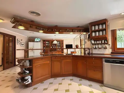 CASTELAR CASA VENTA 7 AMBIENTES PARQUE QUINCHO