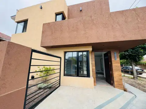 Duplex en Strobel 5800 de cuatro ambientes con parque y entrada de auto