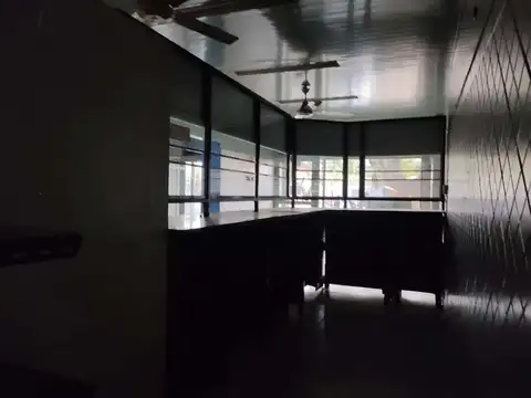 LocalesVidriera+Varios Amb.Gje Patio-Zona céntrica p/Construir- ideal Comerc.Profesión *U$$120.0000*