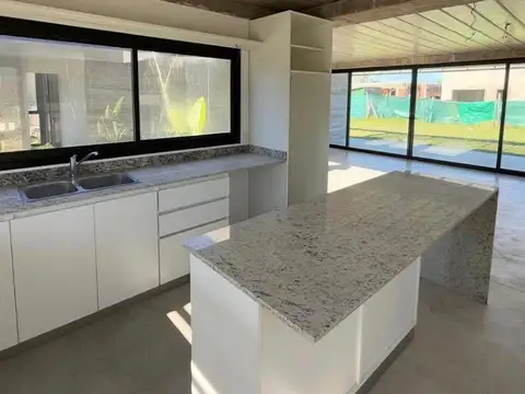 Casa en Alquiler en Pilar del Este - Santa Emilia, USD 1.450