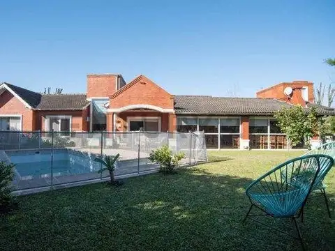 VENTA CASA 4 AMBIENTES CON PILETA Y GALERIA SAN PATRICIO