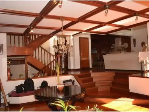 Casa en Venta con 4 cocheras