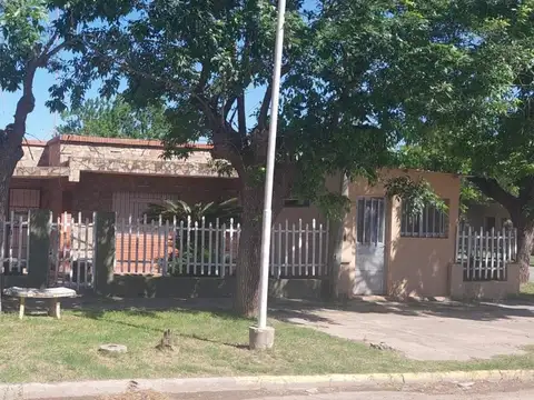 ANDINO. AMPLIA CASA. PILETA. SARMIENTO 510.